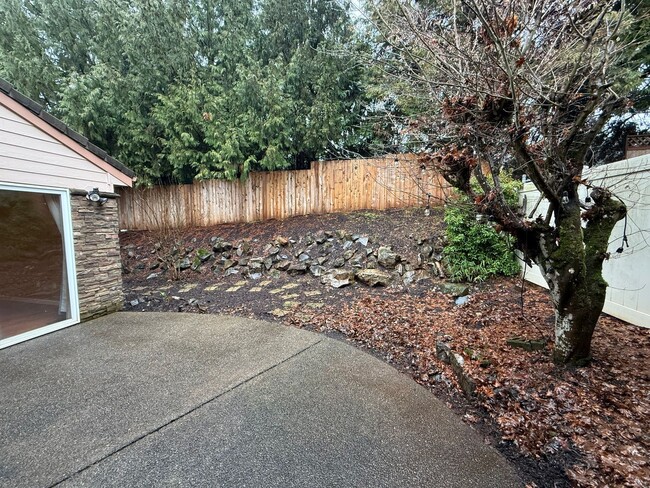 Building Photo - Three Bedroom Home in the Cinnamonwood Est...