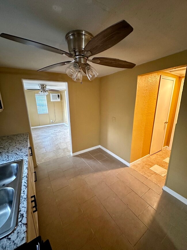 Building Photo - 1325 Hidalgo St