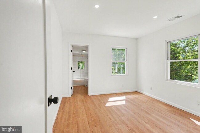 Building Photo - 3033 Barclay St