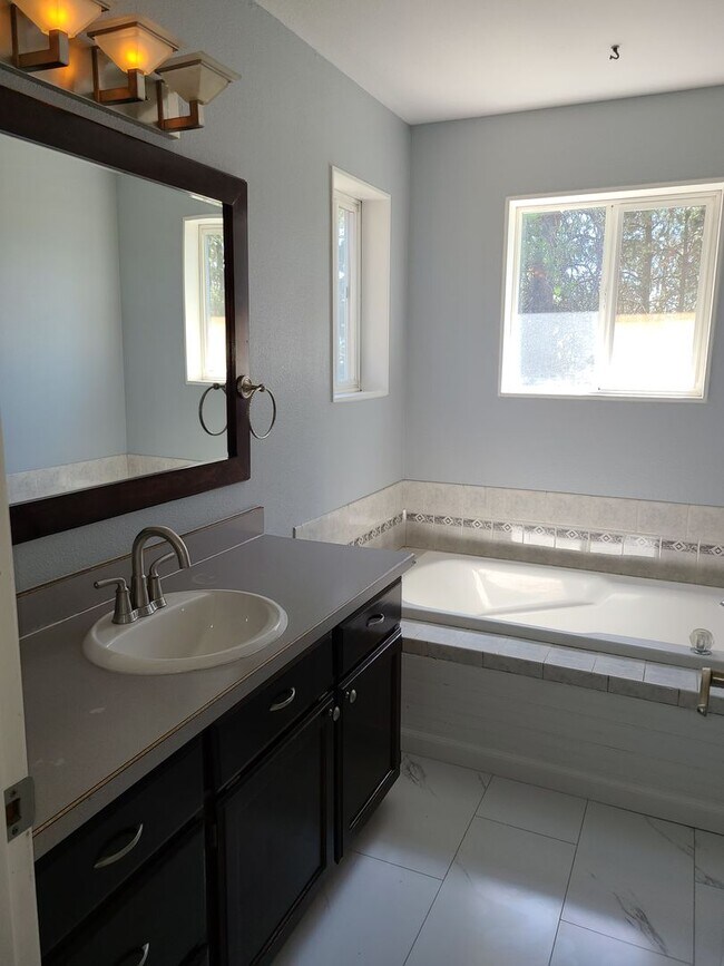 Building Photo - Beautiful Updated 3 bedroom 2.5 bath Hayde...