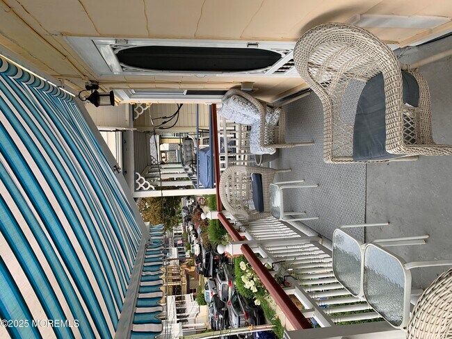 Building Photo - 19 Webb Ave