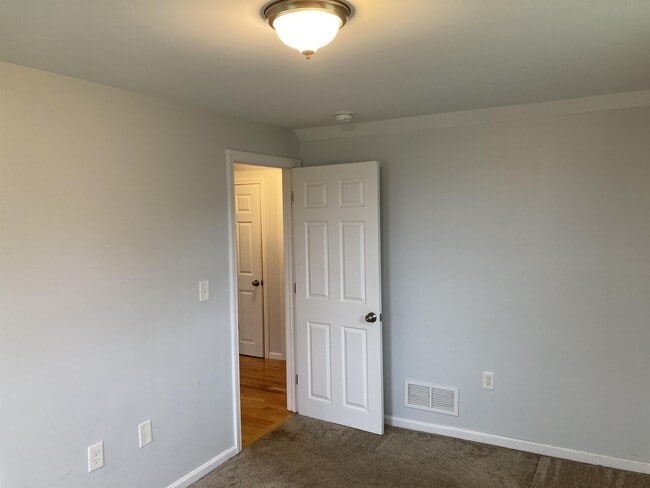 Building Photo - 155 Farm Ln