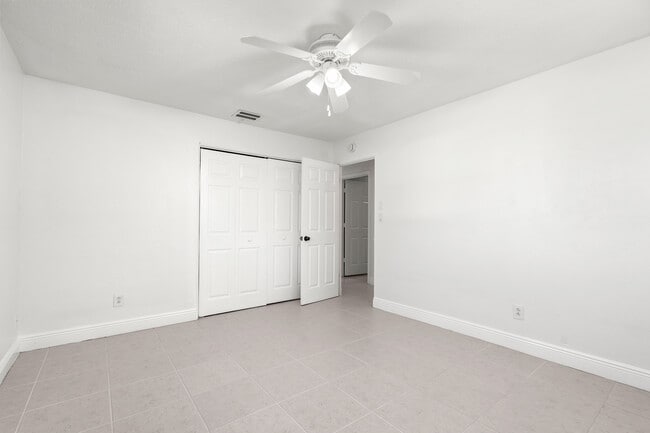 Building Photo - 2173 W Vina Del Mar Blvd