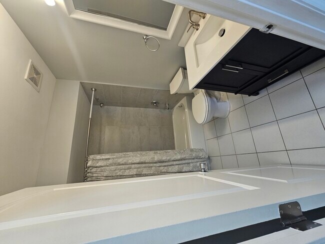 Building Photo - 212 Madison St