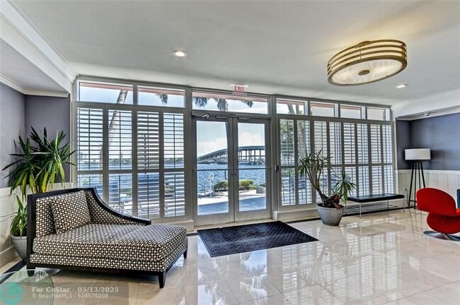 Building Photo - 2640 Lake Shore Dr