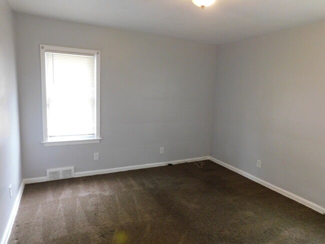 Building Photo - Newly Refreshed Move In Ready Bungalow