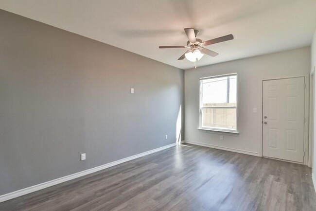 Building Photo - Spacious 3-Bedroom Duplex with Modern Touc...