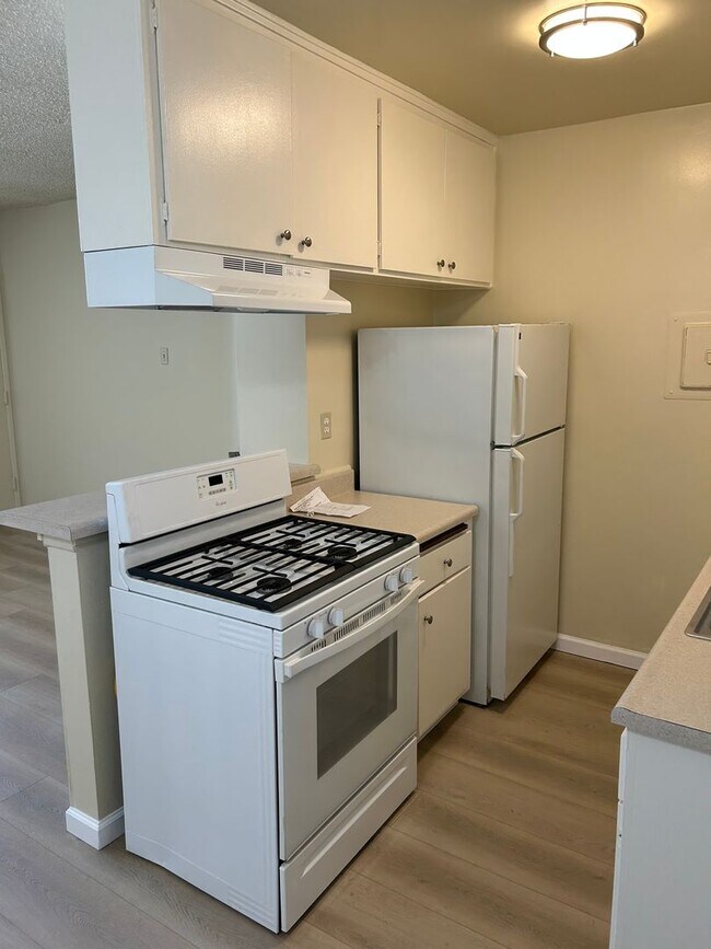 Building Photo - Beautiful 1 Bedroom in the HEART  Northrid...