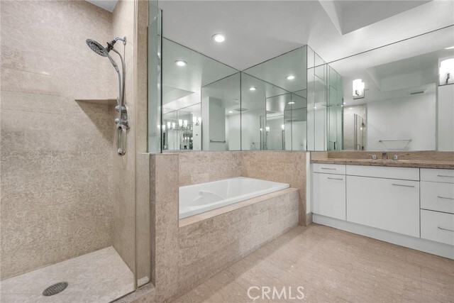 Building Photo - 13600 Marina Pointe Dr