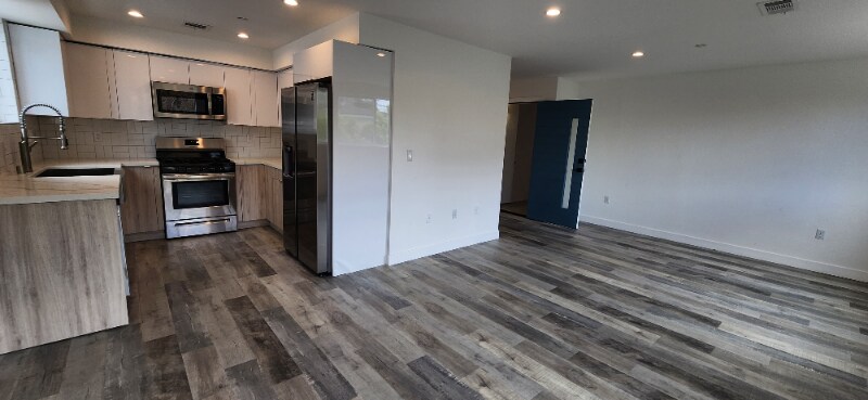 Building Photo - 12648 Oxnard St