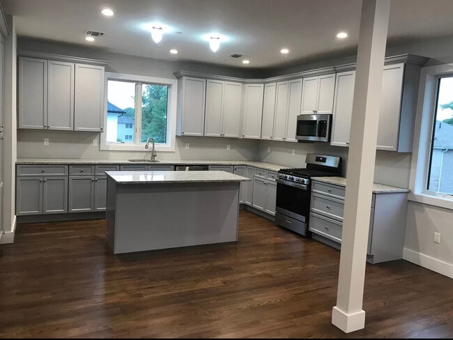 Building Photo - 35 Androvette Ave