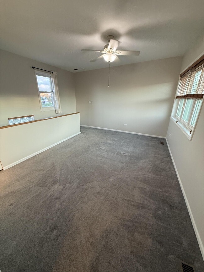 Building Photo - Ideally Located Lincoln Park Townhouse