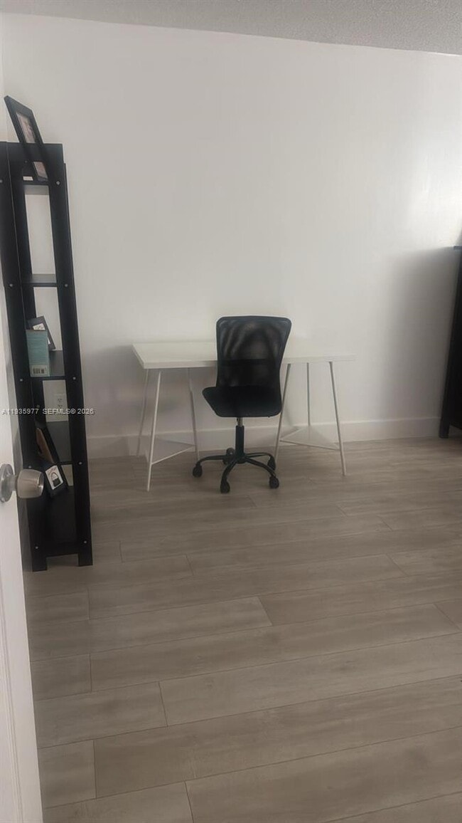 Building Photo - 8897 Fontainebleau Blvd