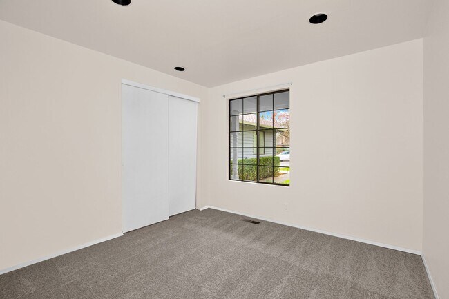 Building Photo - 17806 NE 103rd Ct