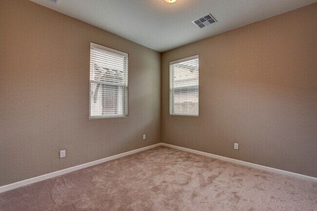 Building Photo - Beautiful custom home in The Dells!