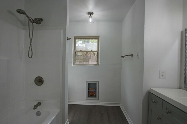 Building Photo - Adorable 3 Bed 2 Bath in Tyler with TWO Li...