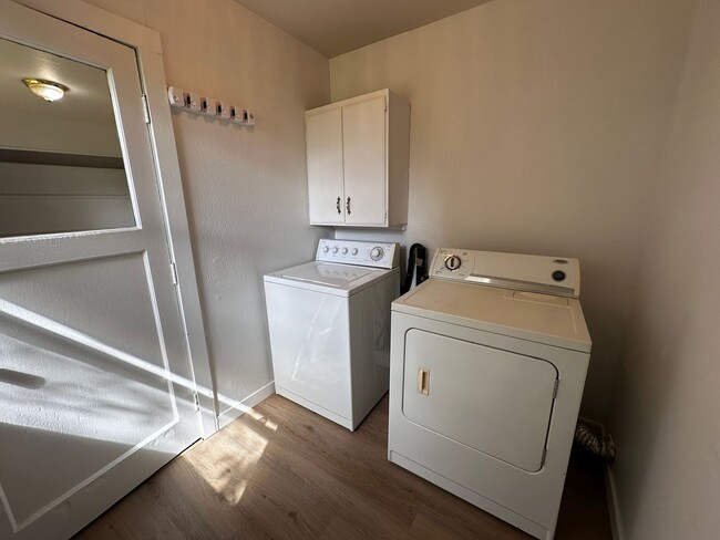 Building Photo - 3 Bedroom 2 Bath Single Family house with ...