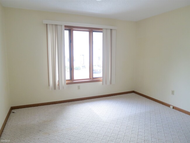 Building Photo - 3 br, 1.5 bath Condo - 49D Eastbrook Hts