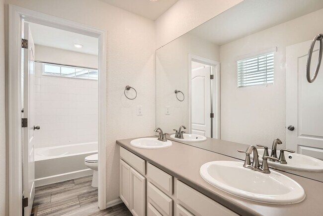 Building Photo - Beautiful 3 Bedroom Home in the desirable ...
