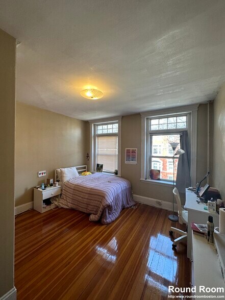 Building Photo - 10 Strathmore Rd