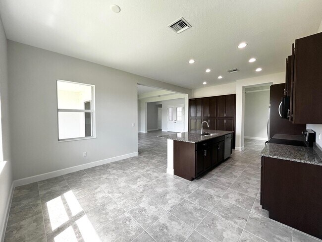 Building Photo - 15192 Wildwood Cir