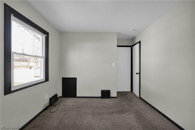 Building Photo - 15705 Maplewood Ave