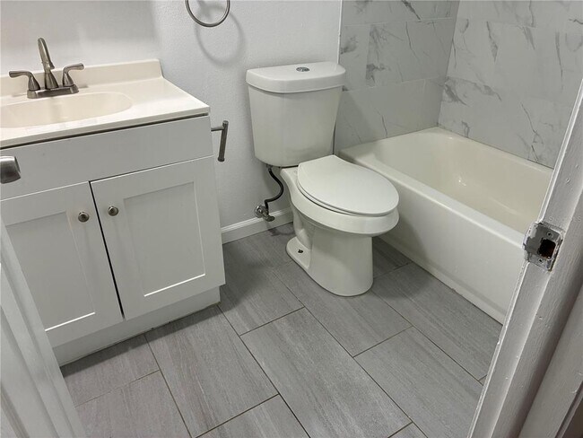 Building Photo - 2142 Bradford St