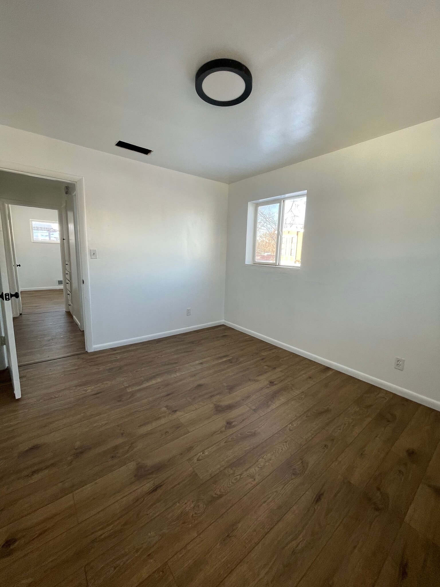 Room #2 - 933 Fremont Ave S