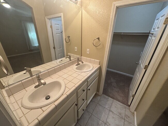 Building Photo - Available Now: 3 bed 2 bath home in Roseville