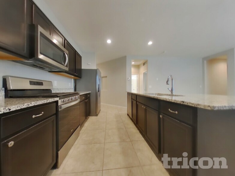 Building Photo - 31026 W Earll Dr