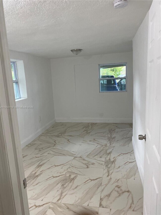 Building Photo - 2122 NW 5th St