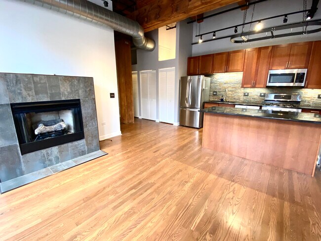 Building Photo - 1500 W Monroe St