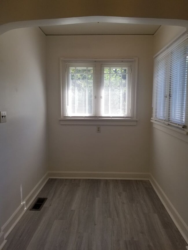 Building Photo - N. 25th Ave 2 bedroom Craftsman w/basement