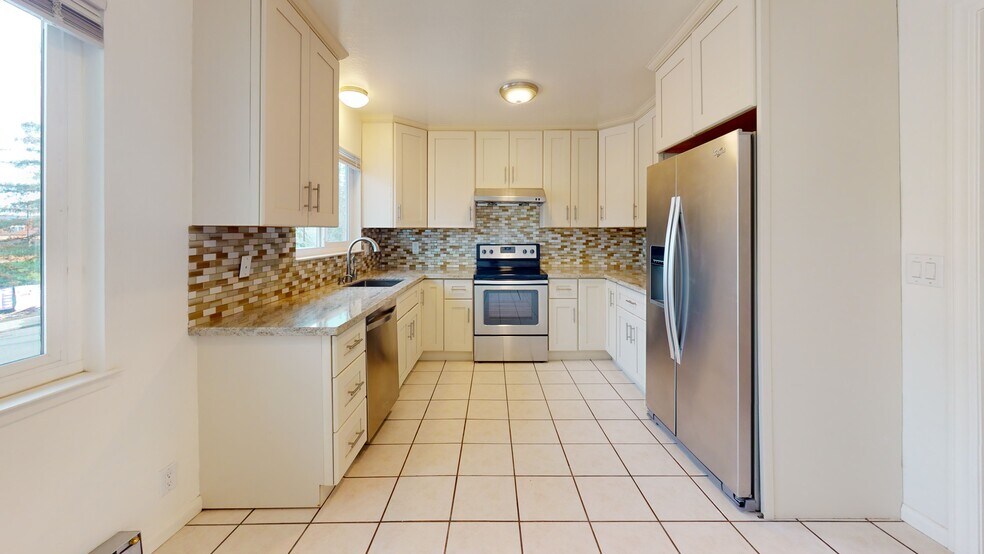 Building Photo - 242 Elwood St