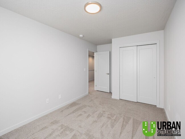 Building Photo - Woodlawn Duplex