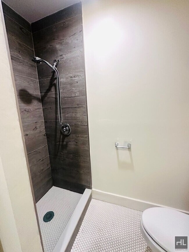 Building Photo - Enormous Floor Through 3 Bed/1.5 Bath in C...