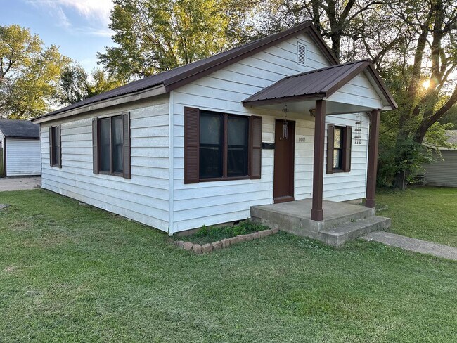Building Photo - Available May 1st! 3-Bed, 1-Bath Home in Central Springdale!
