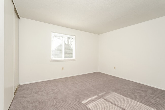 Building Photo - 2205 Sunderland Rd