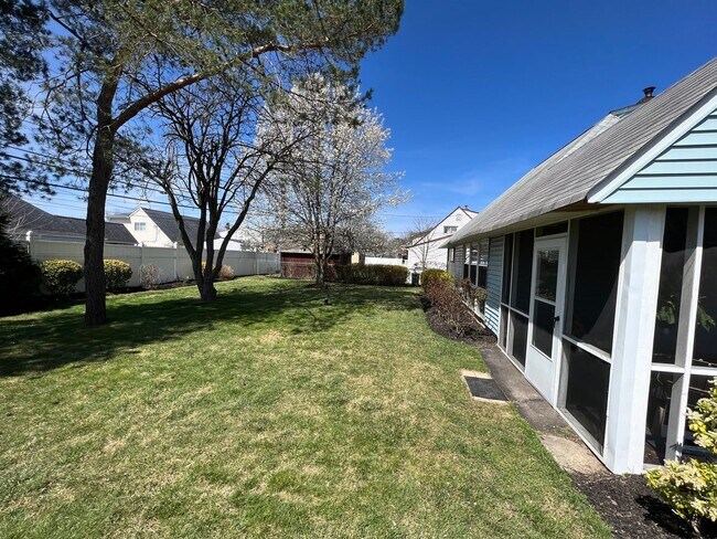 Building Photo - 4 bedroom 2 bath home in the Crabtree section of Levittown. Available for move in 6/1/2023