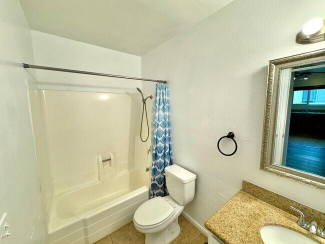 Building Photo - Great 1B/1BA Condo in Gated Community in E...