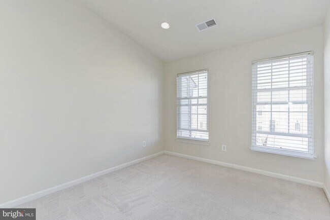 Building Photo - 22645 Upperville Heights Square