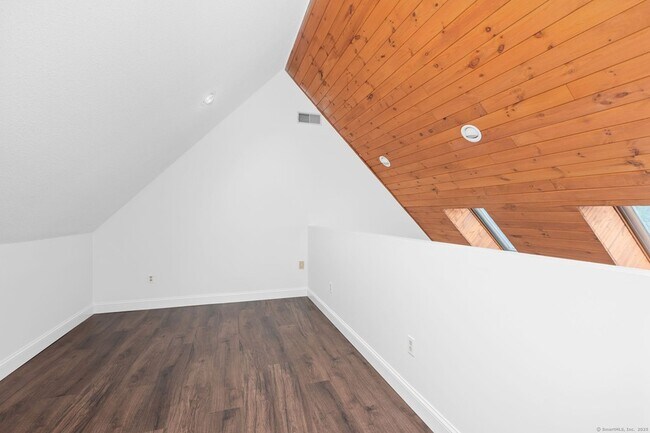 Building Photo - 17 Curtis Dr