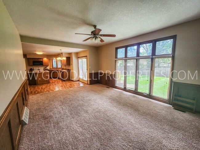 Building Photo - Executive 4 Bedroom Home in West Des Moines with a fenced in yard !!!