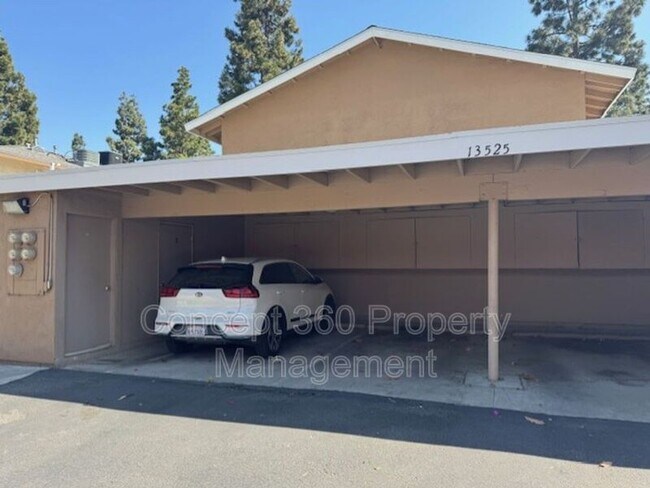 Building Photo - 13525 3/4-13524 Village Dr