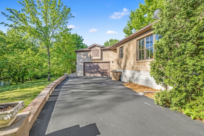 Building Photo - 1127 Glendale Ln