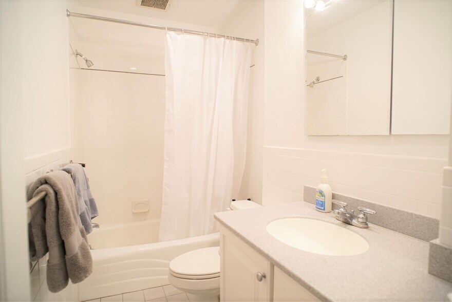 Building Photo - 28 Healey St