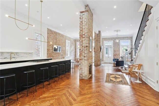 Building Photo - 810 Bourbon St