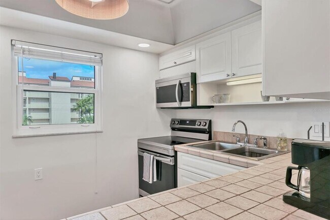 Building Photo - 1250 N Portofino Dr