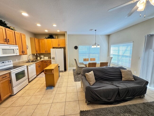 Building Photo - Fully Furnished 5-Bed End-Unit Townhome with Hot Tub in Gated Coral Cay! WASHER & DRYER INCLUDED!