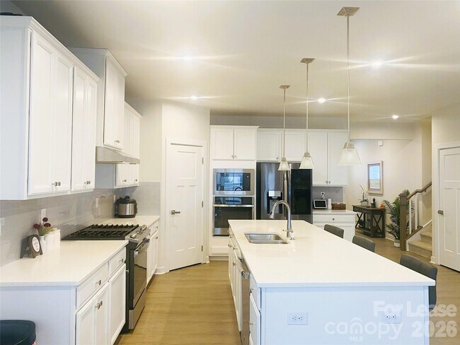 Building Photo - 3163 Streamside Dr